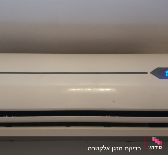 מזגן קיר עם תצוגת טמפרטורה דיגיטלית